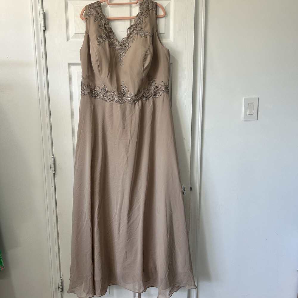 NWOT No Brand Size 16-18 champaign formal dress floor length bridesmaid dress